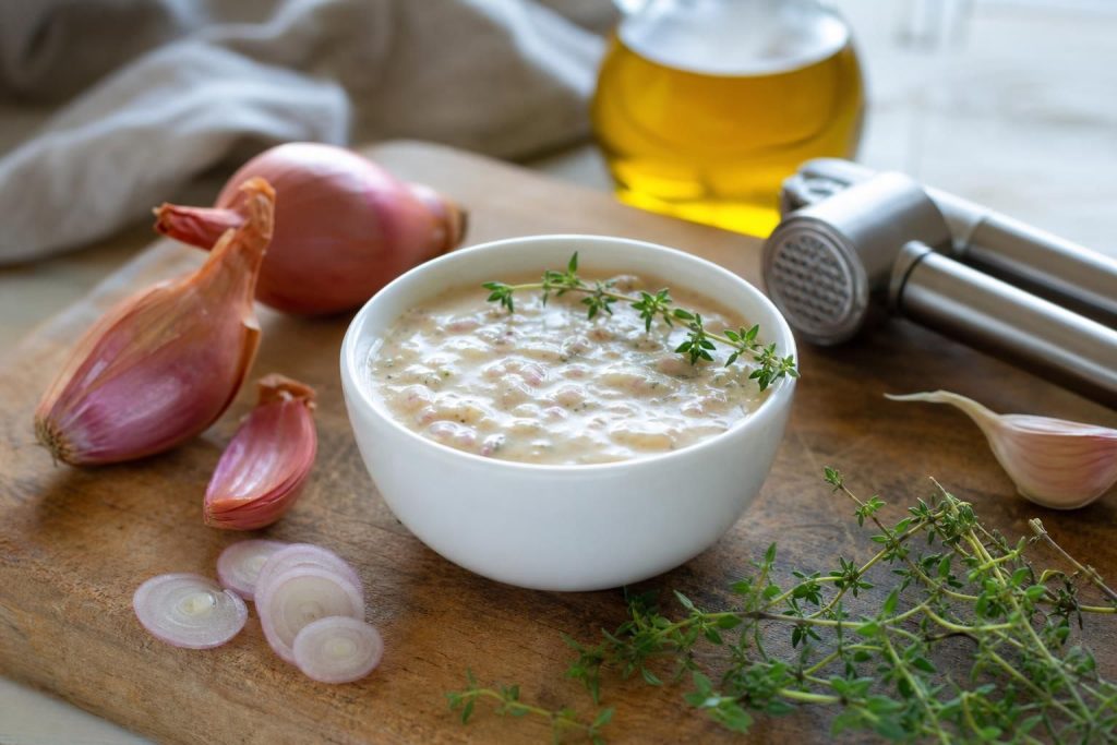Découvrez une recette facile de sauce aux échalotes sans vin ni alcool, idéale pour accompagner vos plats en toute simplicité et saveur.